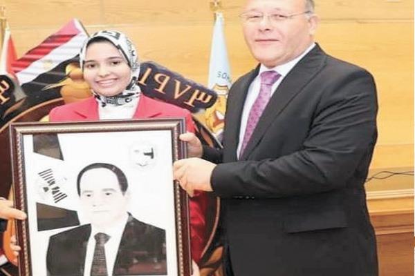 الطالبة تحمل صورة الرئيس السيسى