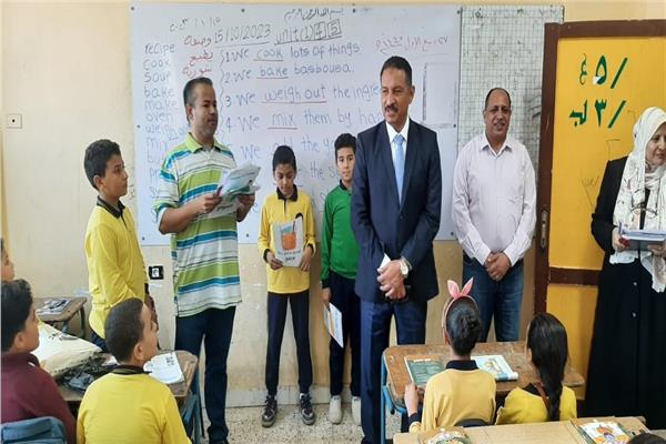 أشرف سلومة وكيل وزارة التربية والتعليم بالجيزة خلال تفقده المدارس 