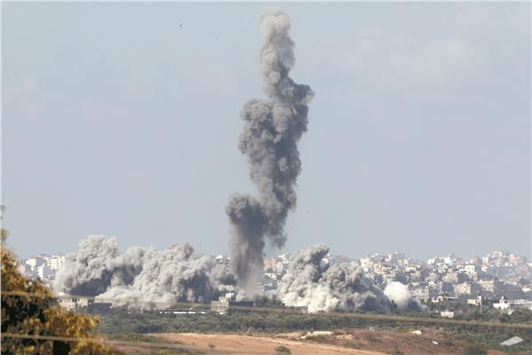الدخان يتصاعد بعد القصف الإسرائيلى لمنطقة شمال قطاع غزة