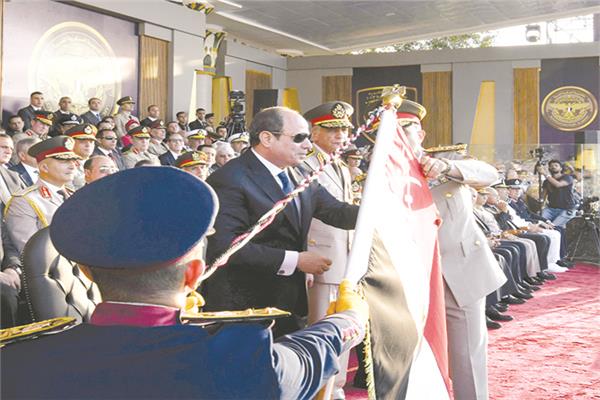 الرئيس عبدالفتاح السيسى يقلد علم القوات المسلحة وسام الجمهورية
