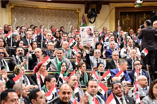 أعضاء مجلس النواب يرتدون وشاح علم فلسطين والشال الفلسطيني 