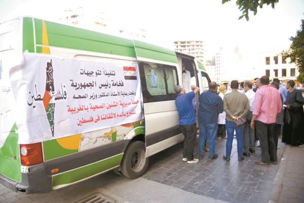 إقبال من المواطنين للتبرع بالدم للأشقاء فى فلسطين