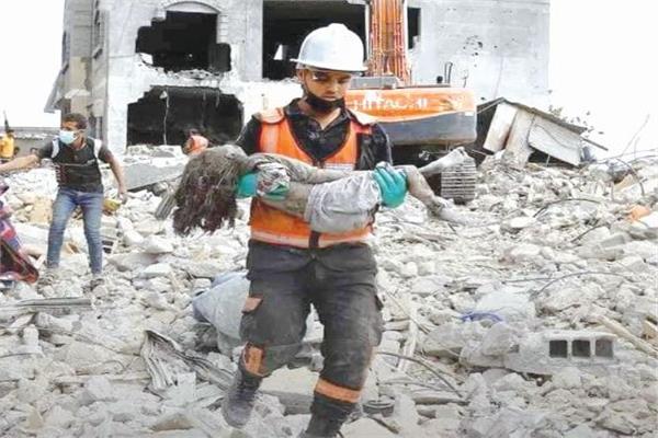 انقاذ الأطفال من الموت بسبب القصف الإسرائيلي على غزة