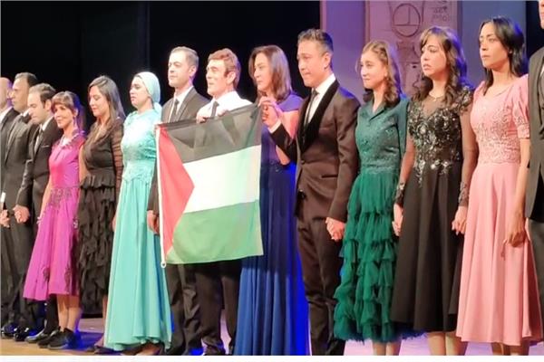 محمد صبحي يختتم عروض «عيلة اتعمل لها بلوك» برفع علم فلسطين على المسرح