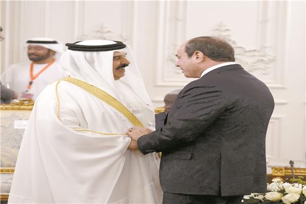 الرئيس السيسى يصافح العاهل البحريني