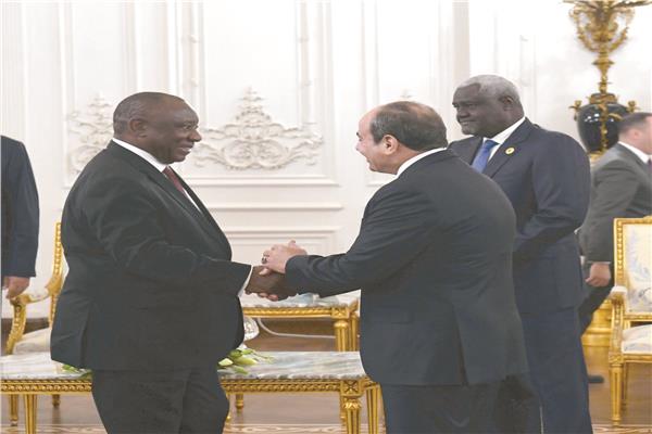 الرئيس عبد الفتاح السيسي يصافح الرئيس سيريل رامافوزا