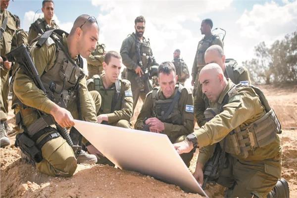 رئيس أركان الجيش الإسرائيلي هرتسي هاليفي يتوسط عدداً من الجنود فى غزة