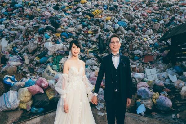 ثنائي تايواني يلتقطان صورة زفافهما أمام مكب للنفايات