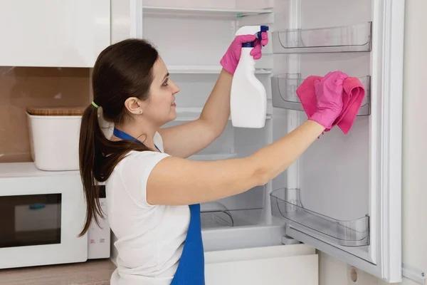 أفضل طريقة لتنظيف الثلاجة