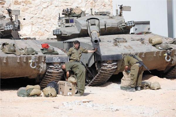 جنود إسرائيليون في مواقع قرب الحدود اللبنانية