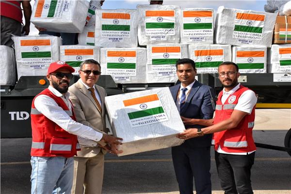 تسليم مساعدات الهند المقدمة للفلسطينيبن إلى الهلال الأحمر