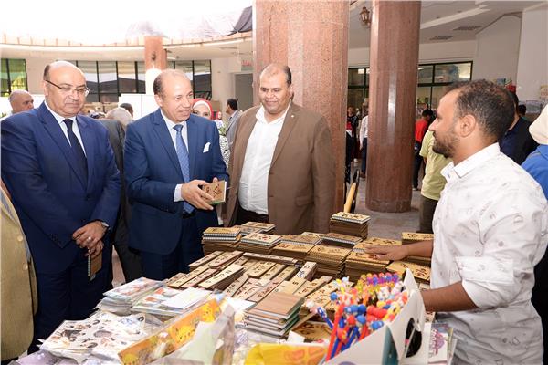  الدكتور شريف يوسف خاطر رئيس جامعة المنصورة خلال افتتاح المعرض