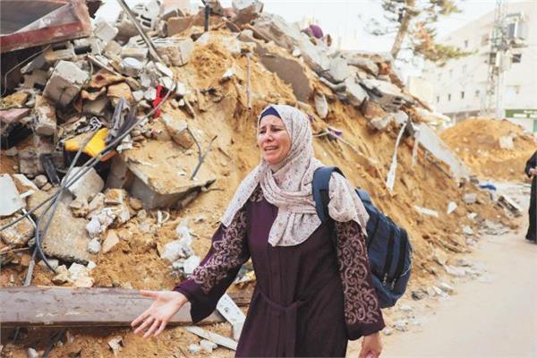 نحيب امرأة فلسطينية بجوار أنقاض منزل دمرته الغارات الإسرائيلية فى قطاع غزة