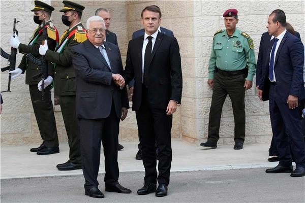 الرئيس الفلسطيني محمود عباس أبو مازن خلال لقاءه مع نظيره الفرنسي إيمانويل ماكورن