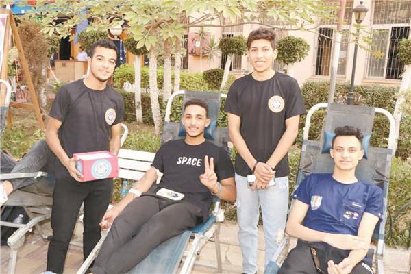طلاب الجامعات يتوافدون على حملات التبرع بالدم