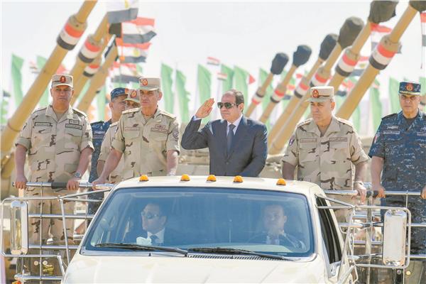 الرئيس عبدالفتاح السيسى يحيى القوات المشاركة فى إجراءات تفتيش 