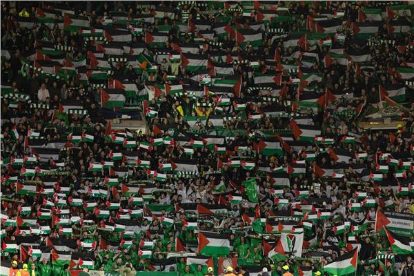 جماهير سيلتيك تزين الملعب بأعلام فلسطين