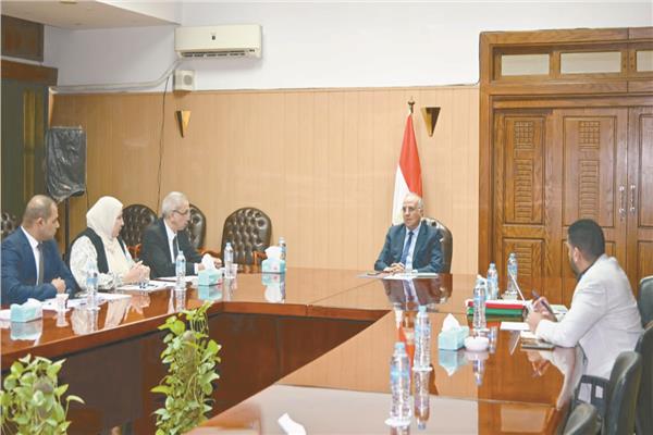 وزير الرى خلال اجتماع متابعة أنشطة الهيئة المصرية للمساحة