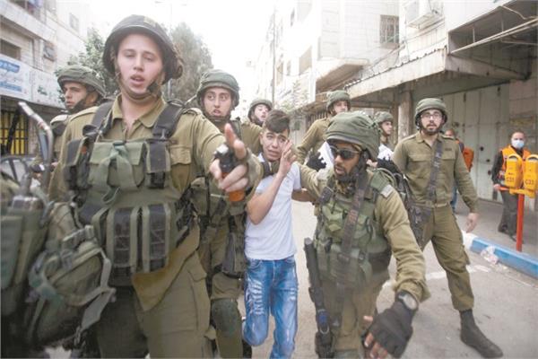 قوات الاحتلال خلال اعتقالها فلسطينيا بالضفة الغربية