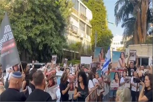عائلات المحتجزين بالتظاهر أمام السفارة المصرية في تل أبيب