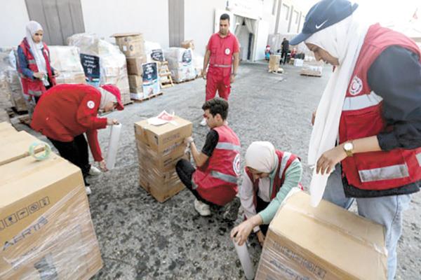 متطوعو الهلال الأحمر المصري يقمون بإعداد المساعدات لتصل الى الشعب الفلسطيني