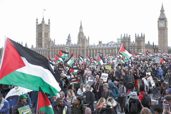 متظاهرون يحملون لافتات ويلوحون بالأعلام «فلسطين» في لندن