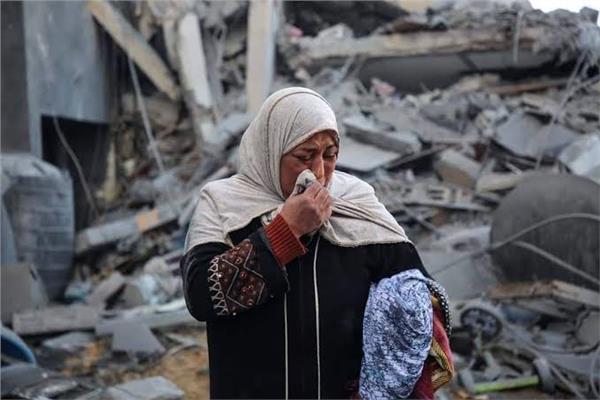 سيدة من غزة تبكي من شدة الدمار 