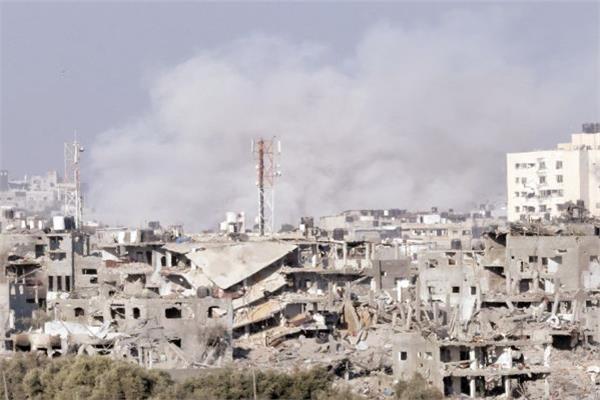 أعمدة الدخان تتصاعد من غزة والمنازل المُدمرة تشكو وحشية العدوان