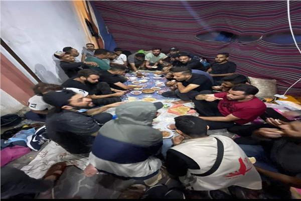 الصحفيون الفلسطينيون يقيمون خيم لأداء عملهم بخان يونس