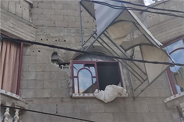 منزل فلسطيني تضرر من القصف الإسرائيلي وسط غزة
