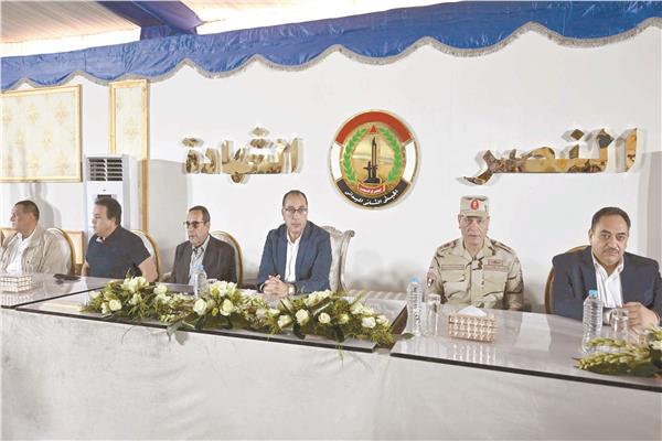 د. مصطفى مدبولي خلال لقاء جماهيري مع مشايخ وأهالي سيناء داخل مقر الكتيبة ١٠١ بالعريش