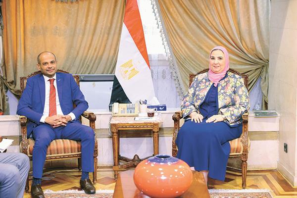 وزيرة التضامن خلال استقبالها رئيس البورصة المصرية