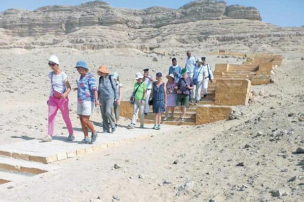 السياح خلال زيارتهم للمناطق الآثرية فى المنيا