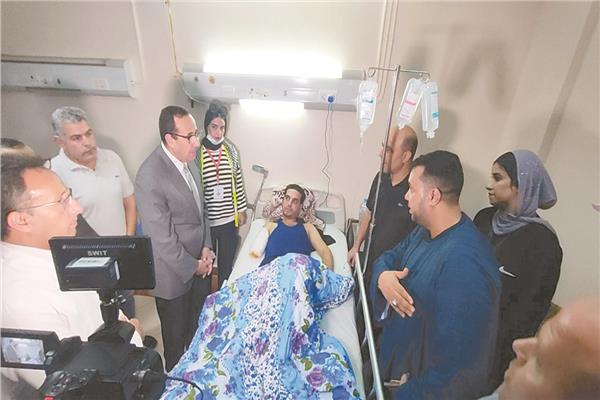 محافظ شمال سيناء خلال زيارته للمصابين