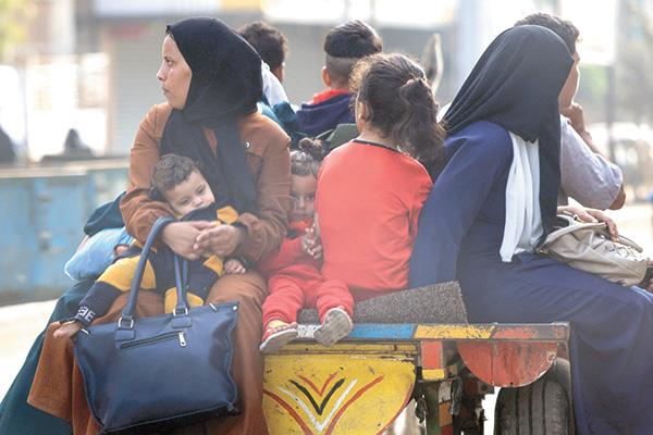 عدد من سكان غزة ينتقلون إلى جنوب القطاع  على عربة كارو بعد نفاذ الوقود