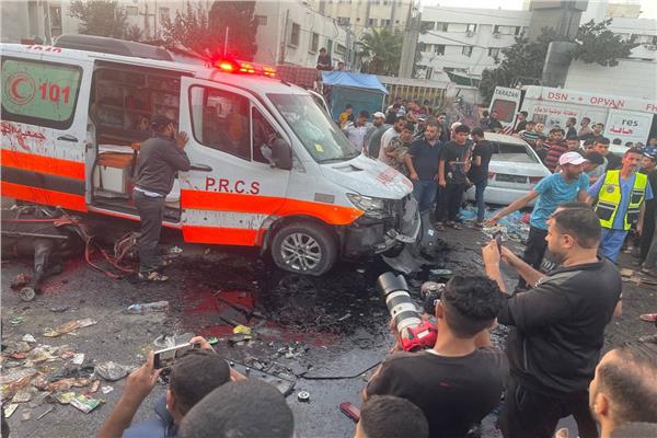 اثار قصف بوابة مجمع مستشفى الشفاء