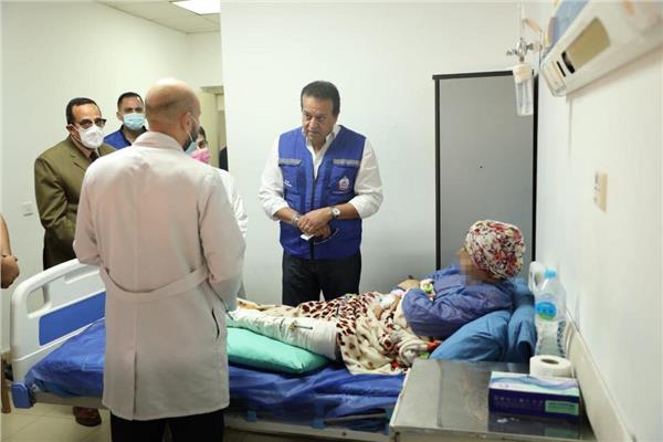 وزير الصحة خلال حديثه مع إحدى المصابات