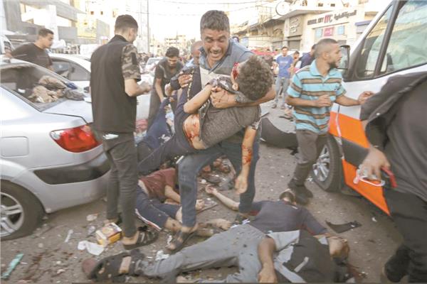جثامين الشهداء تتناثر أمام مدخل مستشفى الشفا جراء القصف