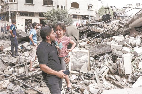 طفلة فلسطينية مذعورة من القصف على غزة