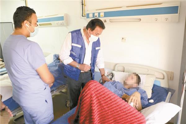 وزير الصحة يطمئن على أحد المصابين