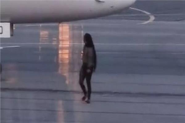 اعتقال امرأة حاولت مطاردة طائرة