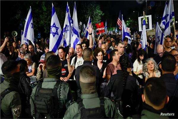 متظاهرون غاضبون أمام مقر إقامة رئيس الحكومة الإسرائيلية يطالبون بمحاسبته