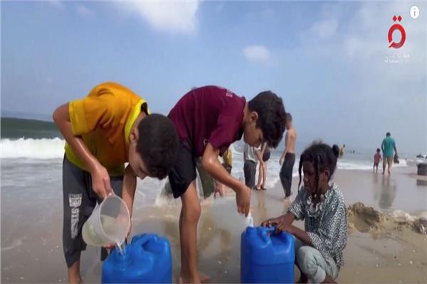 الحرب تجبر سكان غزة على الشرب والاغتسال من مياه البحر