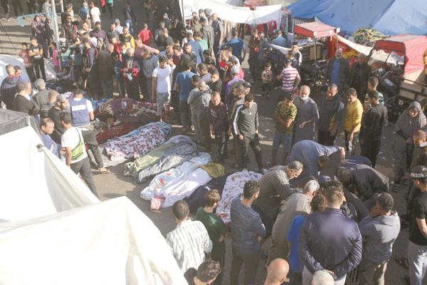 المشيعون يتجمعون حول جثامين الشهداء  فى مدينة غزة