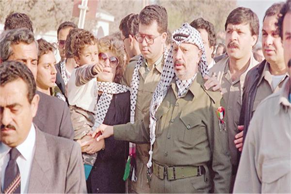 ياسر عرفات وسط عدد من قيادات منظمة التحرير