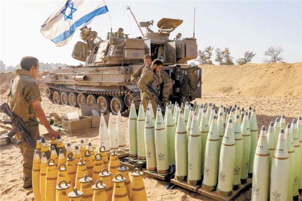 جنود الاحتلال يجهزون قذائف مدفعية على الحدود لقصف المدنيين فى غزة