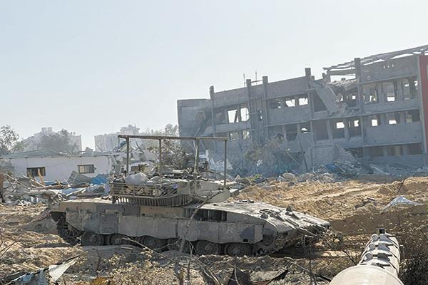 إحدى دبابات الاحتلال خلال العملية البرية فى غزة