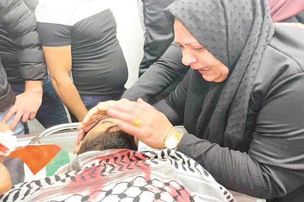 فلسطينية تُودع ابنها بعد استشهاده فى الخليل بالضفة الغربية