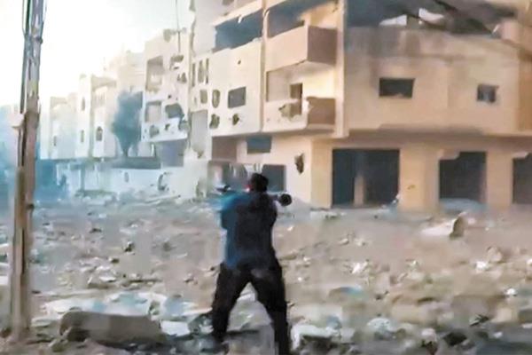 لقطة من فيديو نشرته حماس تُظهر المعارك الدائرة بين القسام وقوات الاحتلال فى غزة