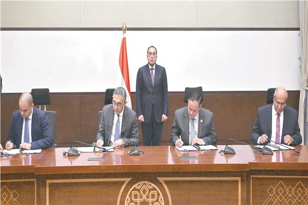 د. مصطفى مدبولى يشهد توقيع اتفاقيات لبدء تجميع السيارات محليًا